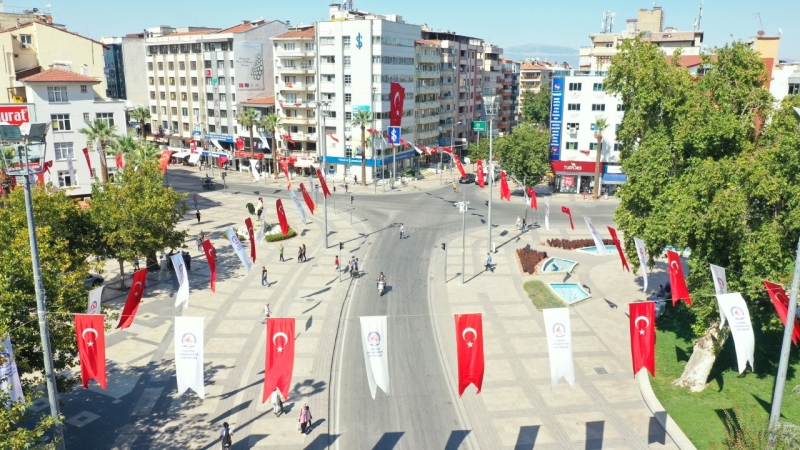 Büyükşehir, Denizli’yi bayraklar ile donattı