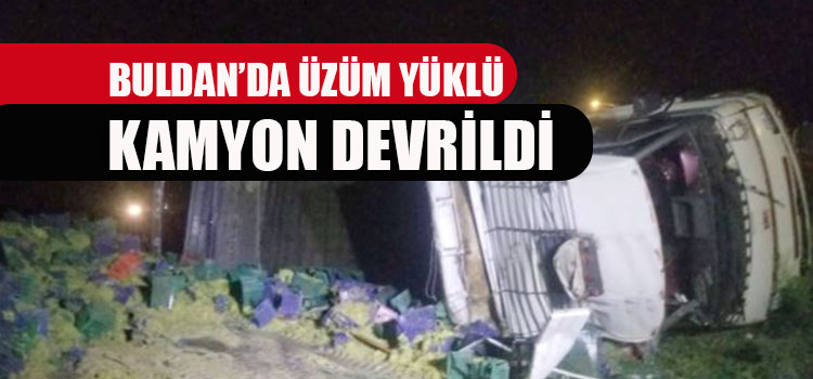 BULDAN’DA ÜZÜM KAMYONU DEVRİLDİ