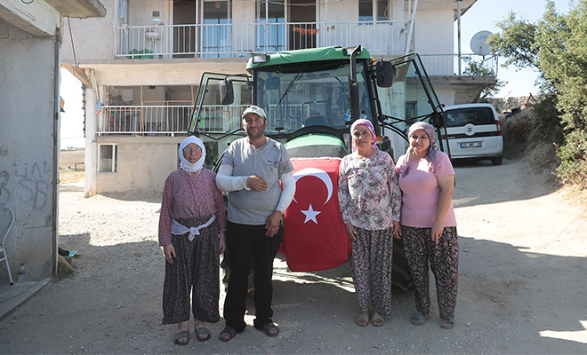 Başkan Zolan sözünü tuttu! Fedakar çiftçi yeni traktörüne Büyükşehir ile kavuştu!