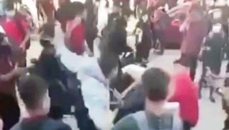 Liseli öğrenciler sokak ortasında kavga etti!