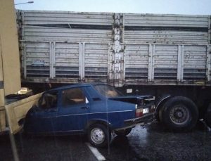 Denizli’de korkutan kazada otomobil kamyonun altına girdi!