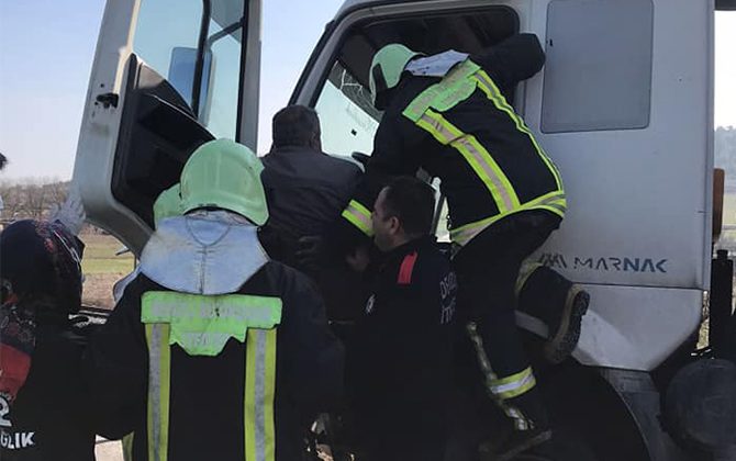 Kontrolden çıkan kamyonun içinde bulunan şoför yaralandı!