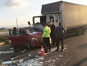 Denizli’de otomobil ve kamyonet çarpıştı! 1 yaralı!