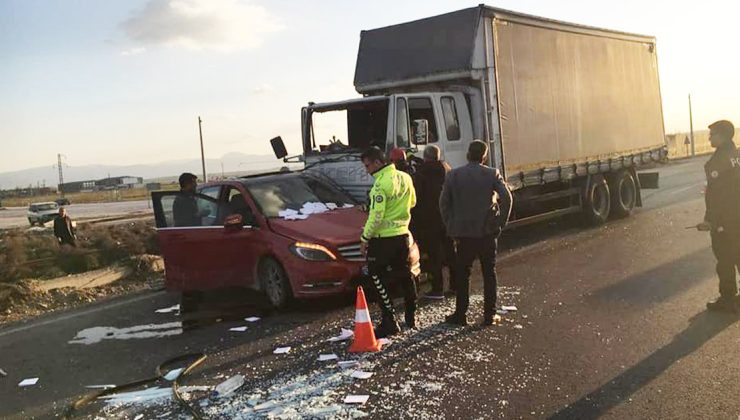 Denizli’de otomobil ve kamyonet çarpıştı! 1 yaralı!