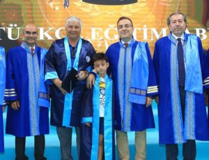 67 yaşında torunu ile birlikte diplomasını aldı!