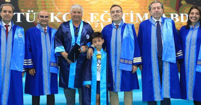 67 yaşında torunu ile birlikte diplomasını aldı!