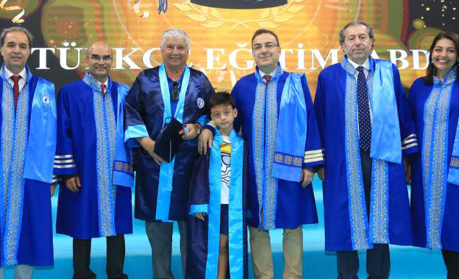 67 yaşında torunu ile birlikte diplomasını aldı!