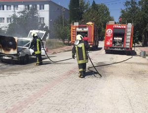 Denizli’de yol kenarında park halinde ki araç alevlere teslim oldu!