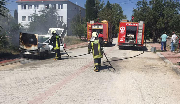 Denizli’de yol kenarında park halinde ki araç alevlere teslim oldu!