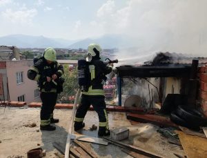 Denizli’de apartmanın çatı katı alevlere teslim oldu!