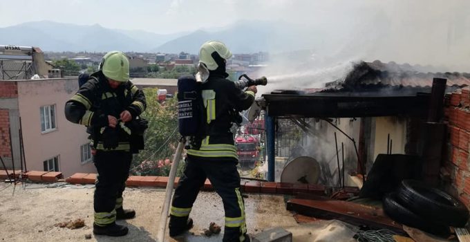 Denizli’de apartmanın çatı katı alevlere teslim oldu!
