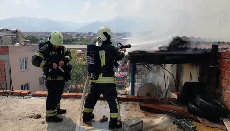 Denizli’de apartmanın çatı katı alevlere teslim oldu!