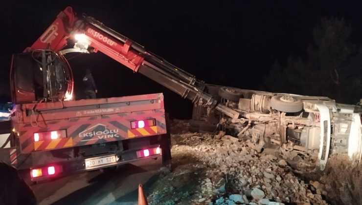 Denzili’de devrilen tomruk yüklü kamyon sürücüsü feci şekilde can verdi!