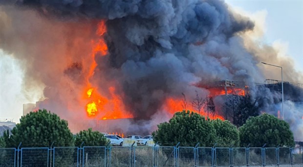 Denizli’de fabrikada yangın çıktı! Büyük maddi hasar oluştu.