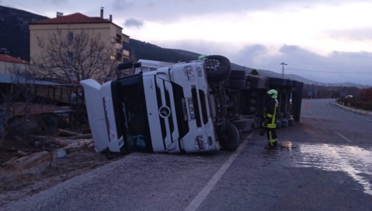 Denizli’de feci kaza! Tomruk yüklü tır devrildi.