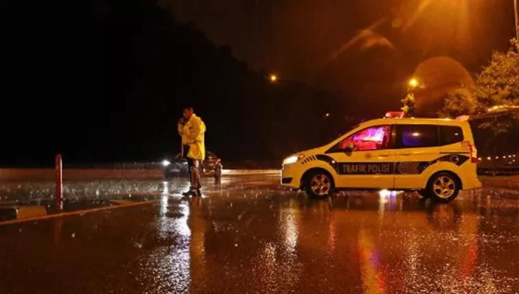 Şiddetli yağış sonrası çöken yola hafriyat kamyonu saplandı!