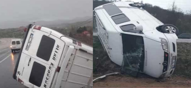 Denizli’de kontrolden çıkan minibüs devrildi, kazada 5 kişi yaralandı!