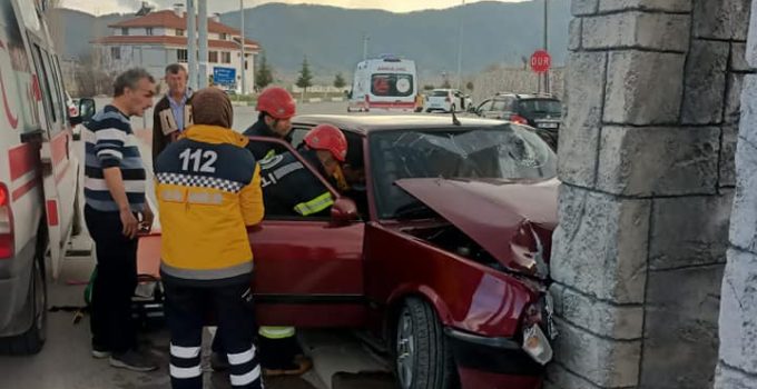 Denizli’de kontrolden çıkan otomobil kaza yaptı, araç hurdaya döndü!