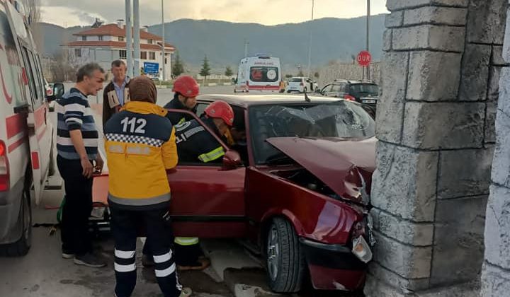 Denizli’de kontrolden çıkan otomobil kaza yaptı, araç hurdaya döndü!