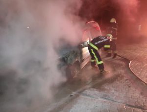 Denizli’de hafif ticari araç alevlere telim oldu, kullanılamaz hale geldi!