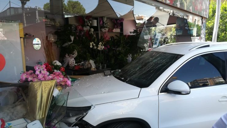 Direksiyon hakimiyetini kaybeden sürücü çiçek dükkanına daldı!
