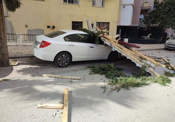 Denizli’de fırtına etkisini gösterdi, çatılar uçtu araçlar hasar gördü!