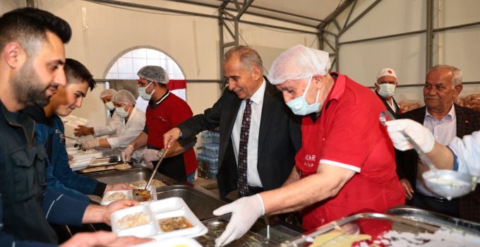 Ramazan ayının ilk iftarı Büyükşehir çadırında!