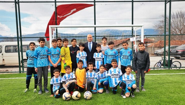 Başkan Zolan çocuklarla futbol oynadı