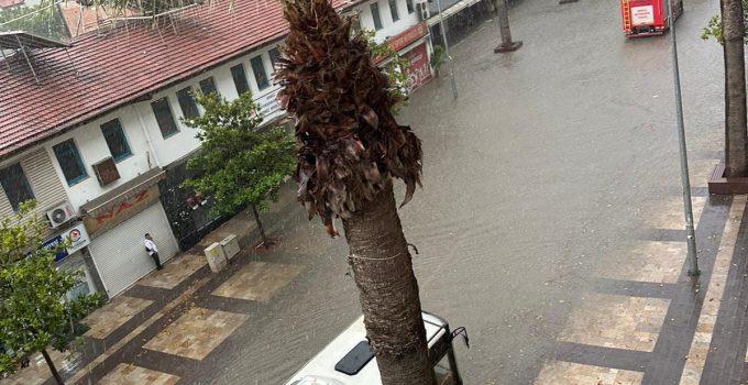 Denizli’de akşam saatlerinde etkili olan kuvvetli yağış hayatı felç etti!