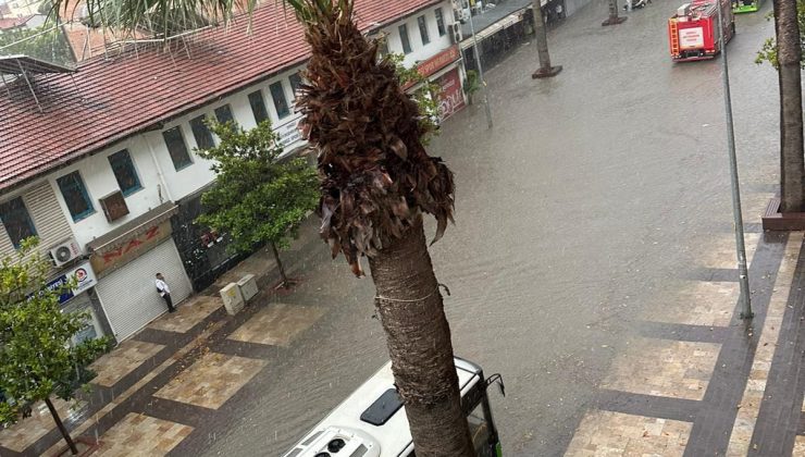 Denizli’de akşam saatlerinde etkili olan kuvvetli yağış hayatı felç etti!