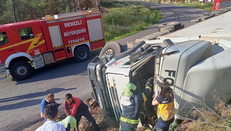 Denizli’de feci kaza! Virajı alamayan tır şarampole devrildi!