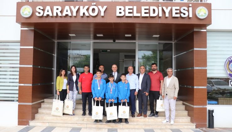Ödülleri toplayan Sarayköylü güreşçilerden Başkan Özbaş’a ziyaret!