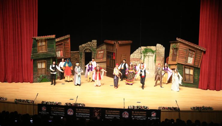 Uluslararası Tiyatro Festivali heyecanı sürüyor
