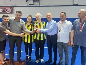 Sarayköy İlçe Gençlik ve Spor Müdürlüğü Kurumlar Arası Voleybol Turnuvası’nın final müsabakası oynandı! Ödüller verildi!