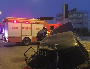 Sarayköy’de feci kaza, şahin marka otomobil ikiye bölündü!