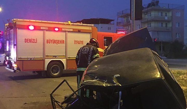 Sarayköy’de feci kaza, şahin marka otomobil ikiye bölündü!