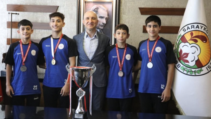 Başkan Özbaş, ödüllü güreşçileri makamında ağırladı!