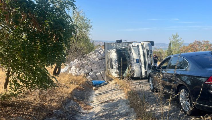 Denizli Babadağ Yolunda kamyon devrildi, facianın eşiğinden dönüldü!