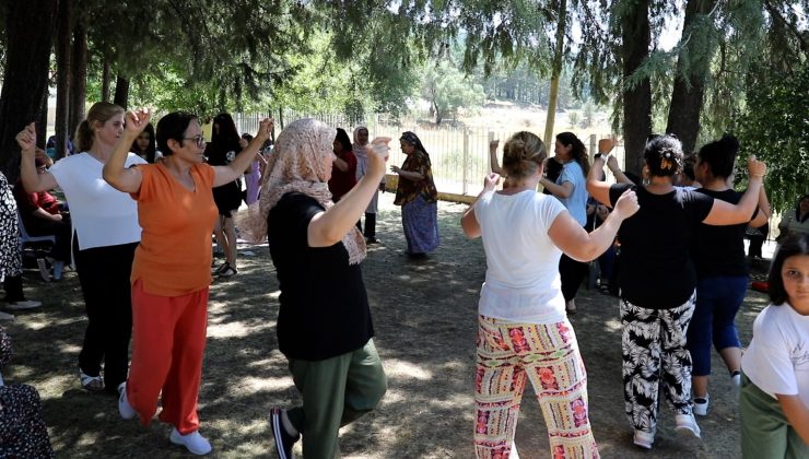 Kadınlar yaz kampı keyfini Harmandalı ile çıkardı