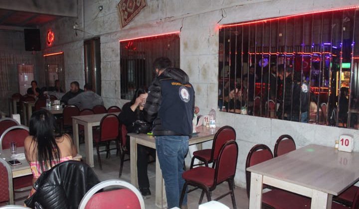 Denizli’de kaçak göçmenlere huzur operasyonu! 51 yabancı uyruklu şahıs sınır dışı edildi!