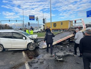 Sarayköy’de kaza! Hafriyat kamyonu ile otomobil çarpıştı!