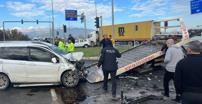 Sarayköy’de kaza! Hafriyat kamyonu ile otomobil çarpıştı!