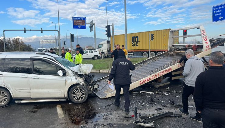 Sarayköy’de kaza! Hafriyat kamyonu ile otomobil çarpıştı!