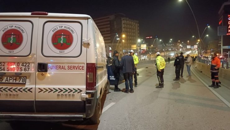 Feci kazada motosikletten savrulan genç üst geçitten aşağı düştü, 2 kişi hayatını kaybetti!