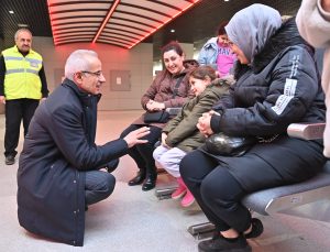 BAKAN URALOĞLU, ANKARA UÇAĞINA METROYLA ULAŞTI