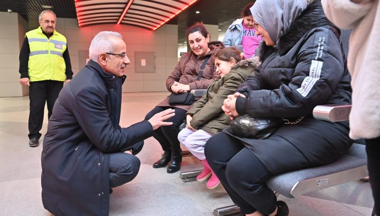 BAKAN URALOĞLU, ANKARA UÇAĞINA METROYLA ULAŞTI