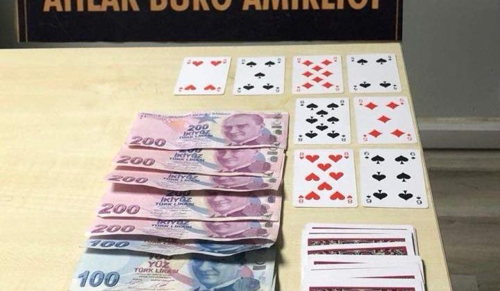 1 buçuk milyonluk kumar masasına baskın! 3 kişi yakayı ele verdi!