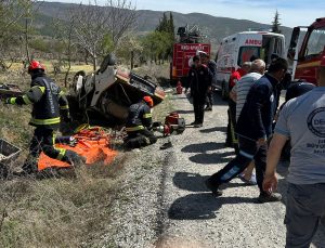 Denizli’de feci kaza! Takla atan araç içindeki iki kişi yaralandı!